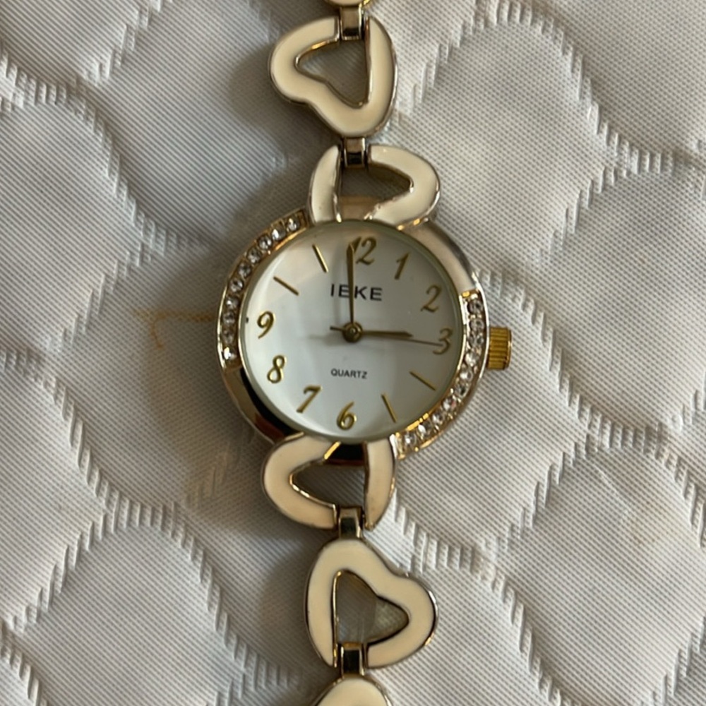 Chic Gold Women's Watch with White Dial